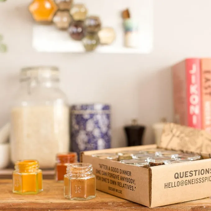 BASICS | 12 Magnetic Jars Filled with Organic Spices