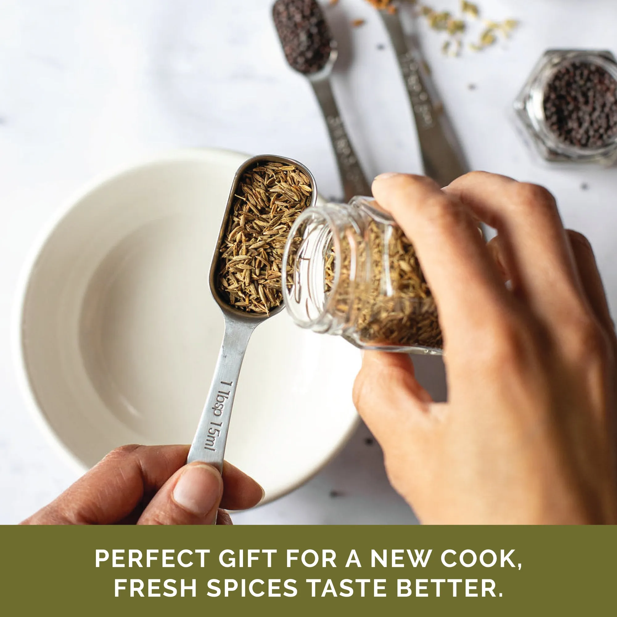 BASICS | 12 Magnetic Jars Filled with Organic Spices