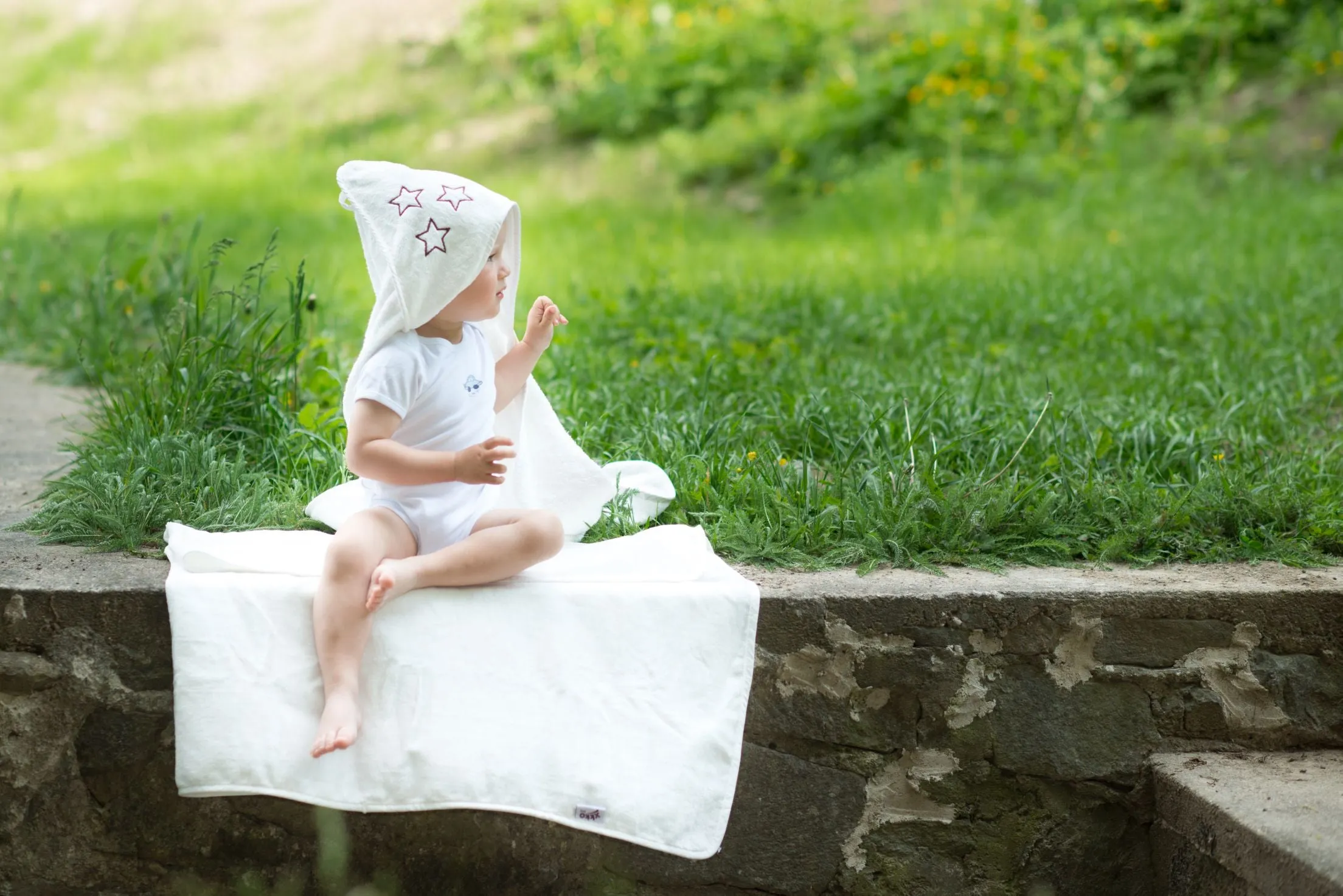 Organic Cotton Hooded Terry Bath Towel  35.4" x 35.4" - White Stars